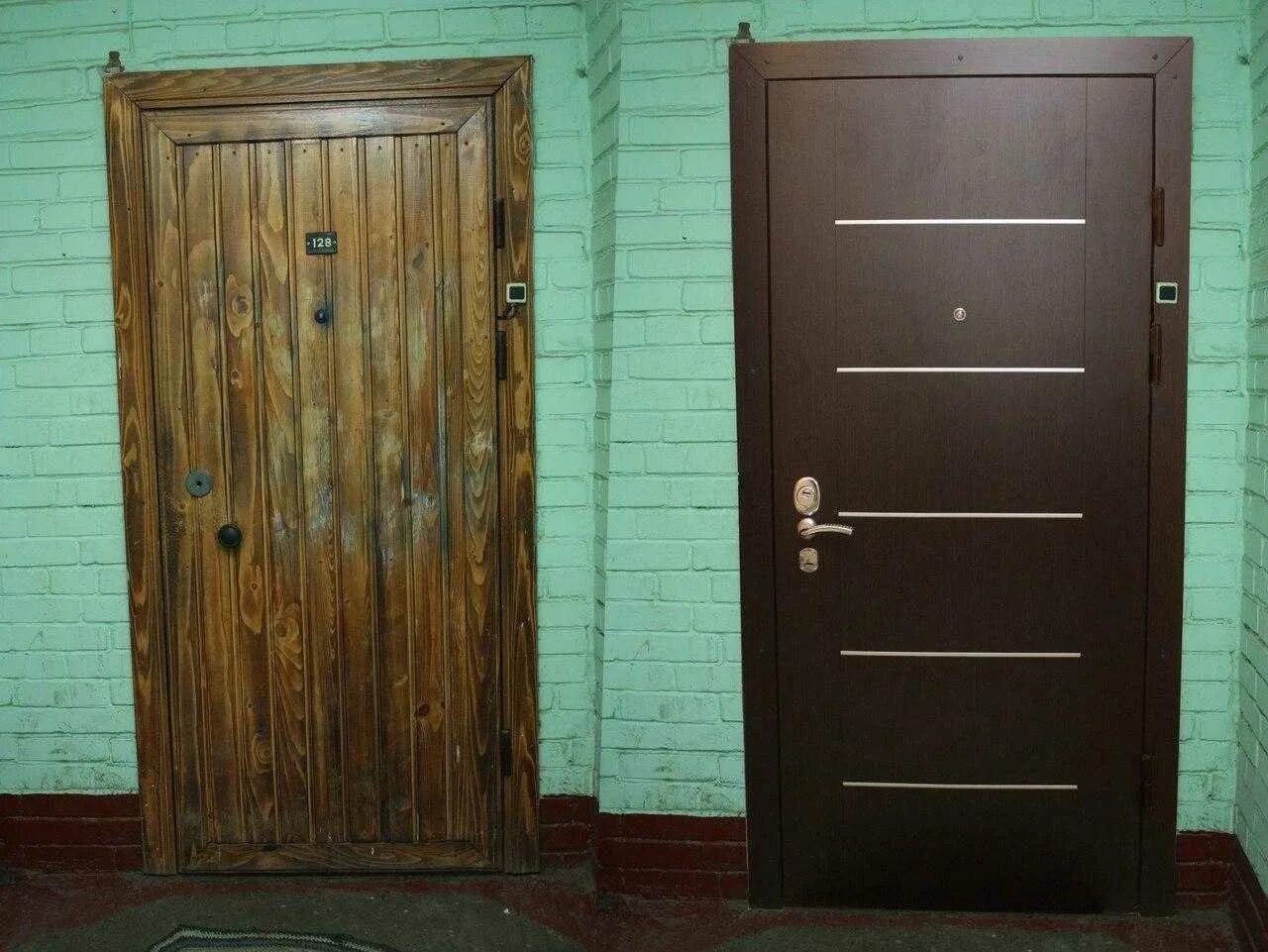 Входная дверь время ремонта. Старая входная дверь. Старая входная дверь в квартиру. Советская входная дверь. Дверь входная металлическая Старая.