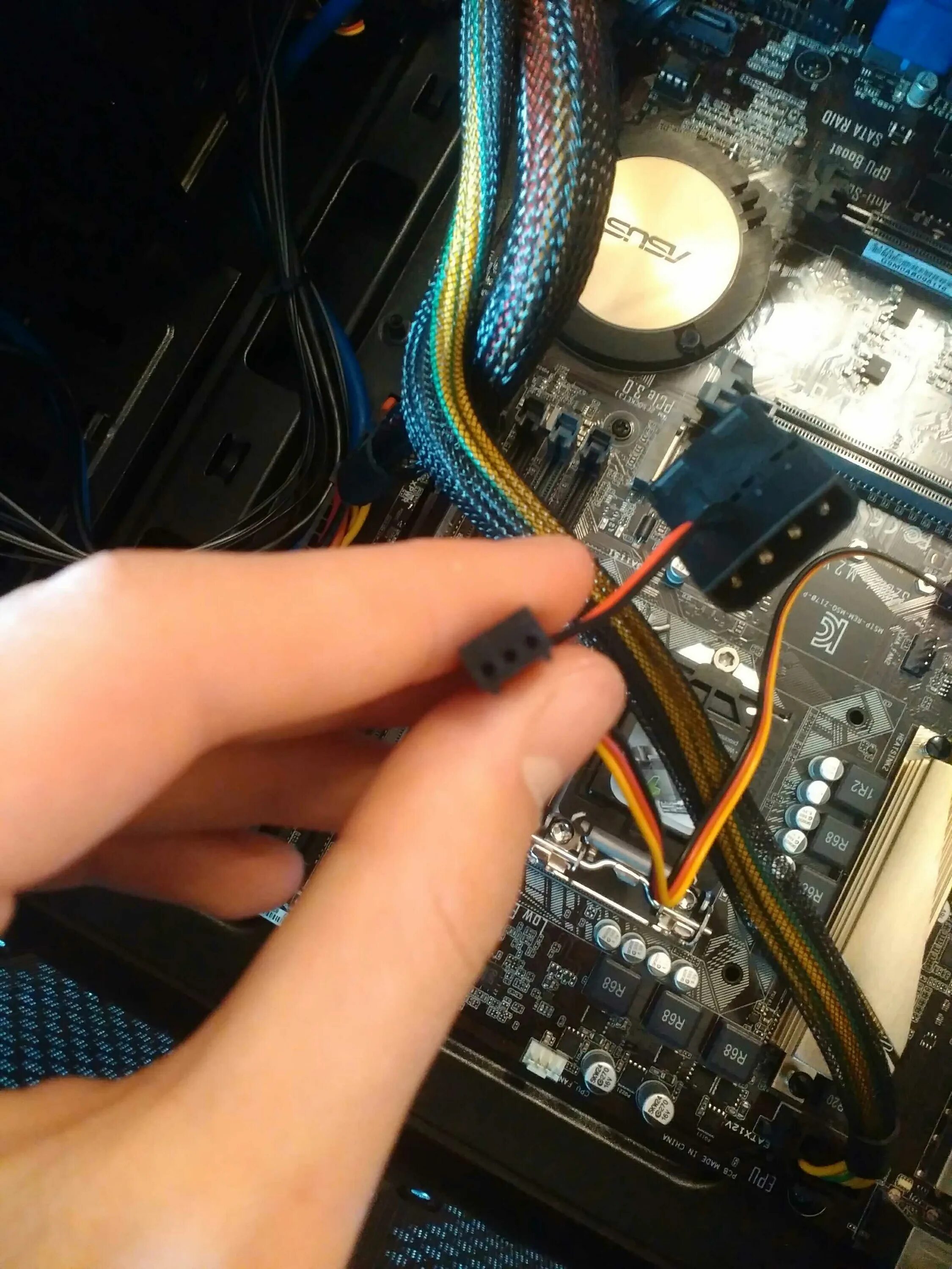 Подключить блок. Разъём на мат плате 6 pin. molex 4 pin на материнской плате gigabyte. провода системного блока к материнке. провода от блока питания к материнке. gigabyte.