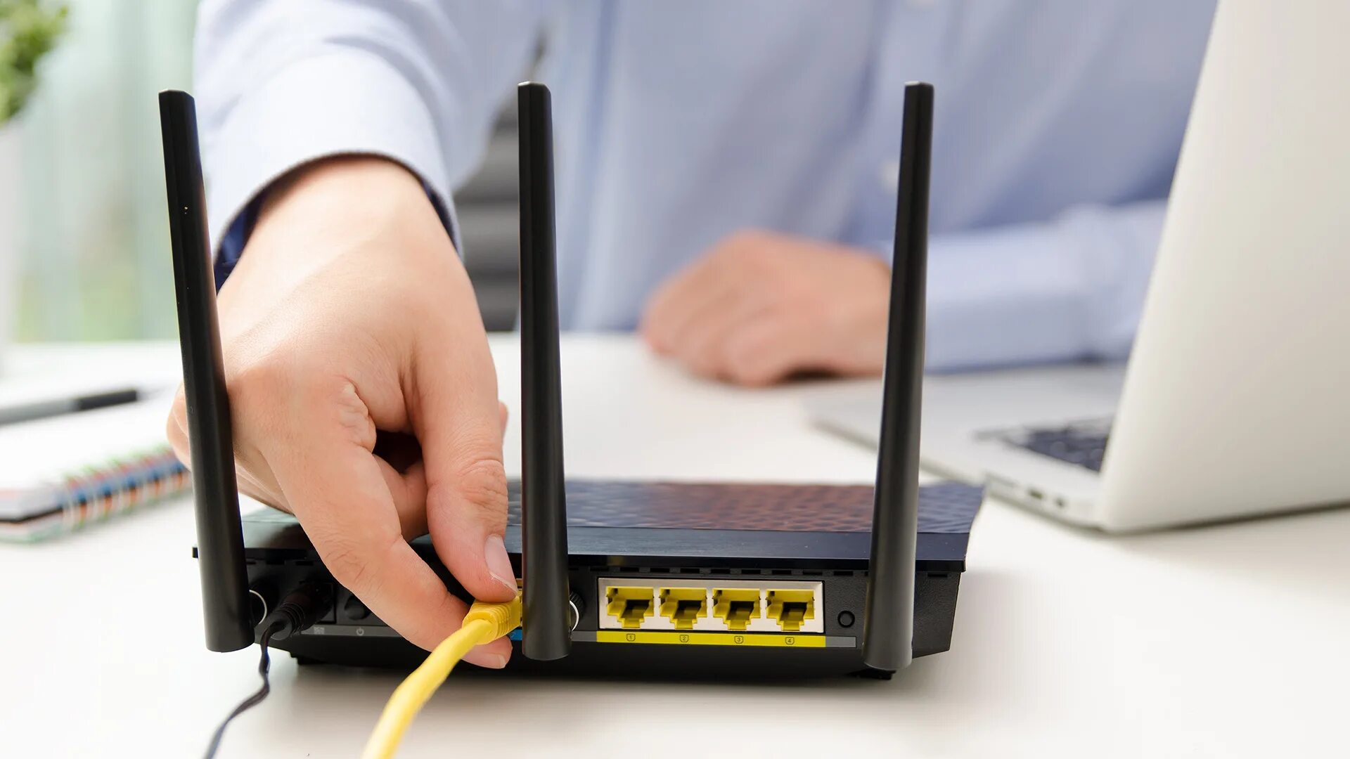 Модем для домашнего интернета. Роутер интернет wi-fi. маршрутизатор для интернета. роутер в офисе. настроить роутер.