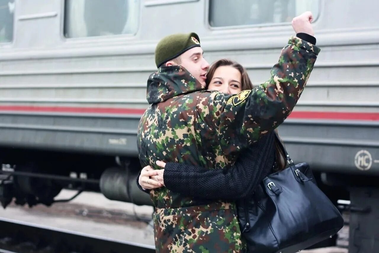 Жены в военных городках. Парни в армии. Солдат обнимает. Встреча солдата. Девушка провожает в армию.