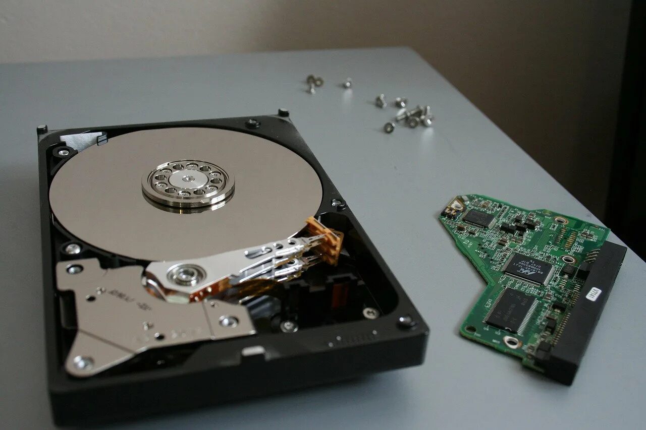Можно использовать флешку как жесткий диск. Hdd. проигрыватель ssd дисков. мозг = hdd. робот из жестких дисков ноутбука.