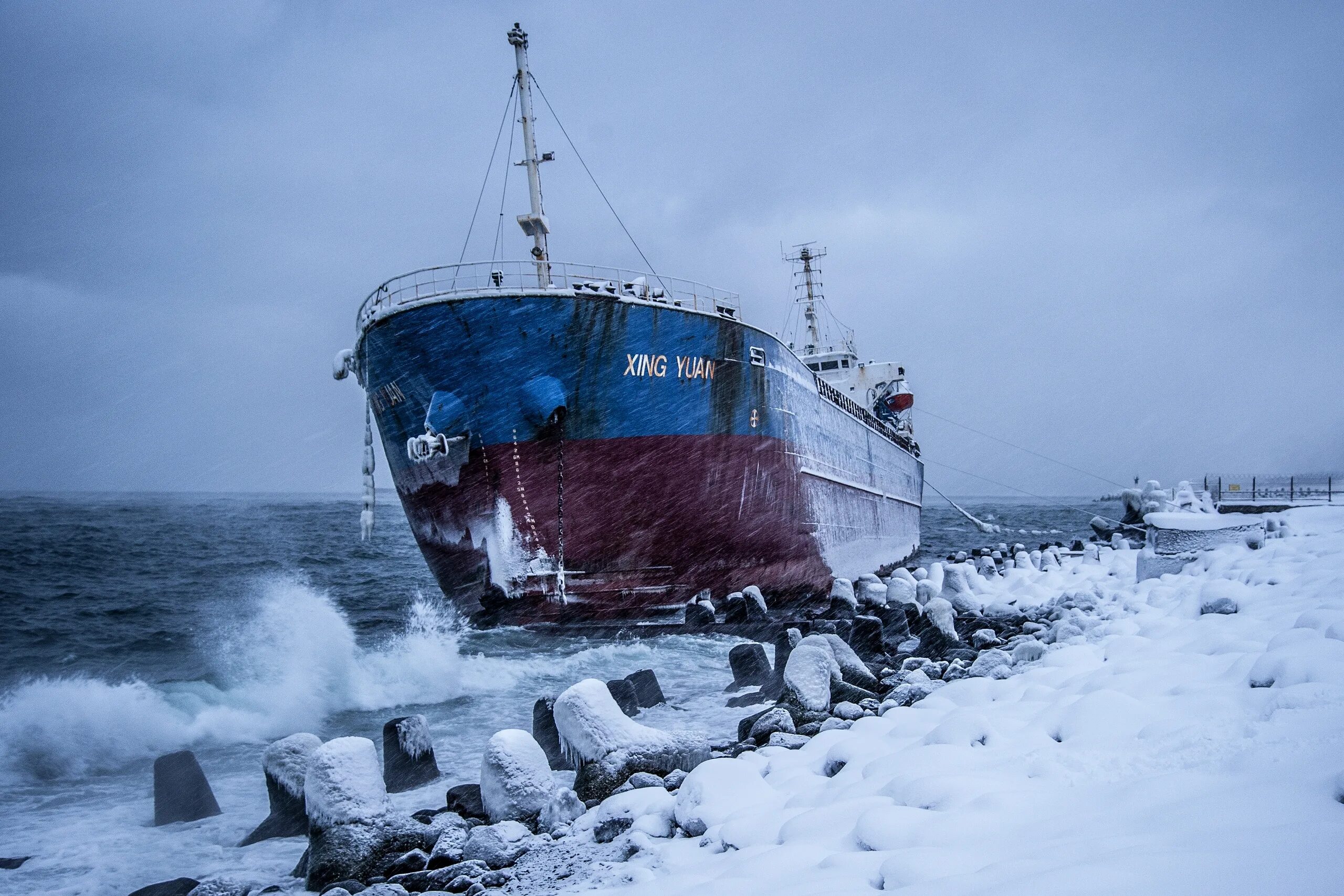 Остров сахалин дальний восток. Вода холмск. Морвокзал ванино. Город холмск сахалинская область. Холмск берег.