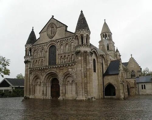 Романская архитектура Пуатье. Церковь Нотр-дам-ля-Гранд, Франция.