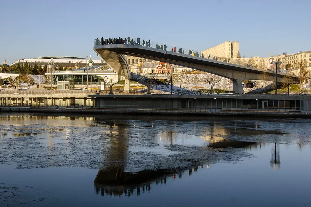 Вантовый мост крымский. Подвесной мост зарядье. Парящий мост в москве в парке зарядье. Парк зарядье мост над рекой. Висячий мост над москвой рекой.
