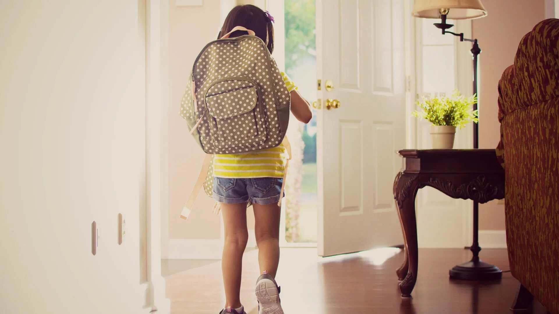 Дверь для детей. Мальчик идет. Выходит из дома. Человек уходит в дверь. Ушел из дома.