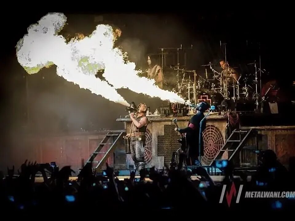 Twice & rammstein. Концерт рамштайна 2017. Концерт рамштайн mein teil. Рамштайн париж 2017. Rammstein концерт 2012.