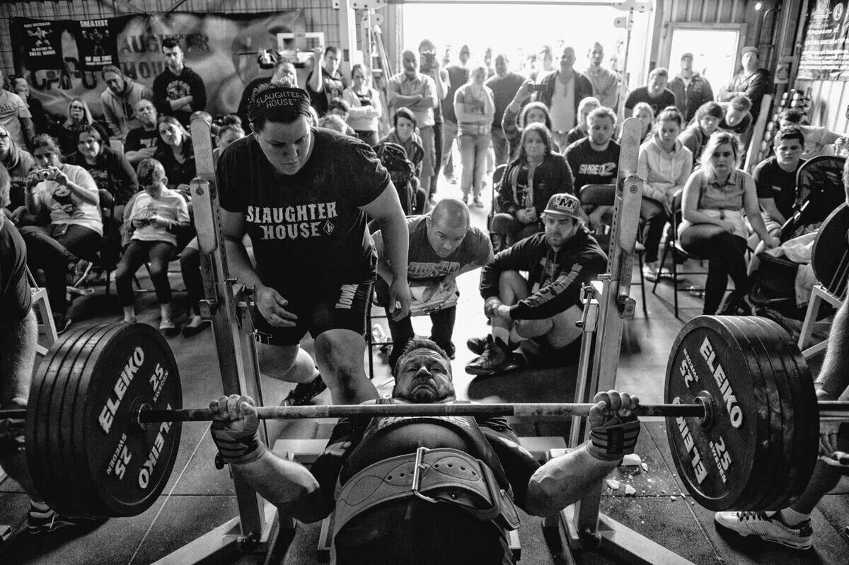 Жим лежа( силовой жим). Силовое троеборье пауэрлифтинг. Гадиев риф рифкатович. Силовое троеборье. Тяжелая атлетика жим лежа.