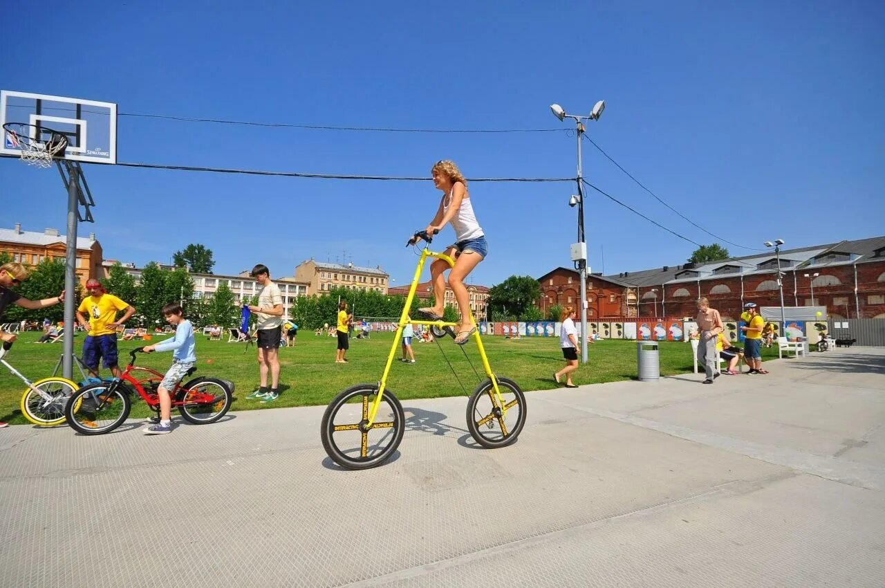 Видео велосипедист на крестовском. Высокий велосипед. Самый высокий велосипед. Велосипедисты в Питере в парке. Велогород.