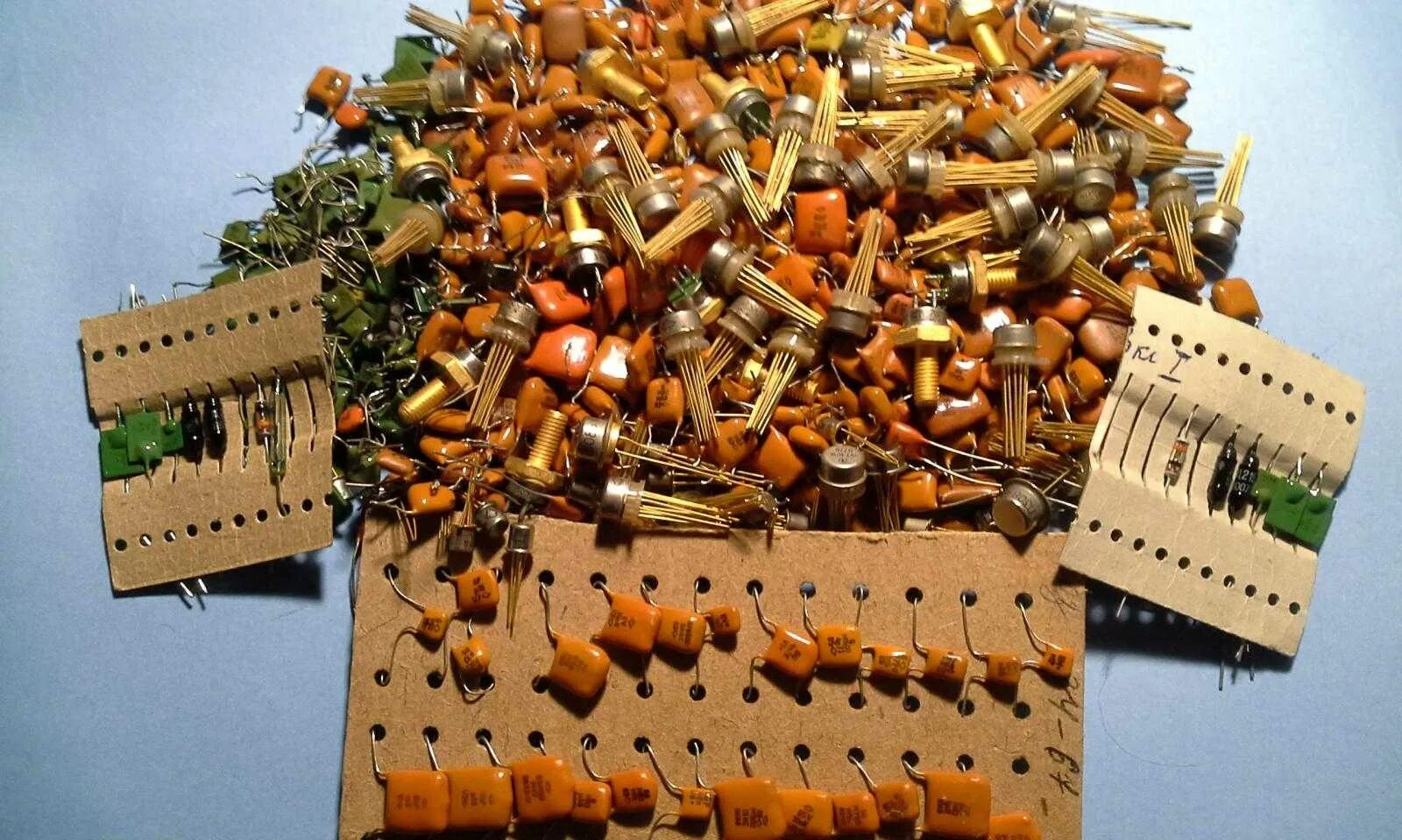 Микросхемы содержащие. Конденсаторы н10с драгметаллы. Микросхемы позолоченные. Микросхемы в которых содержится золото. Радиодетали с позолотой.