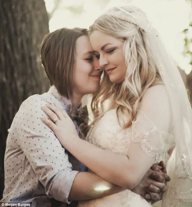 Невеста lesbian. Красивая лесбийская свадьба. Лесбийские свадьбы фото. Лесбийские Свадебные образы. Megan lesbian