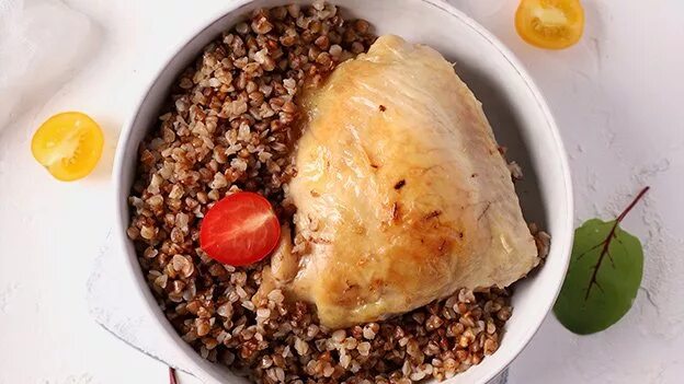 Гречка с куриными бедрами. Гречка с курицей. куриные бедра с гречкой. куриные бедрышки с гречкой. куриное филе с гречкой в духовке.