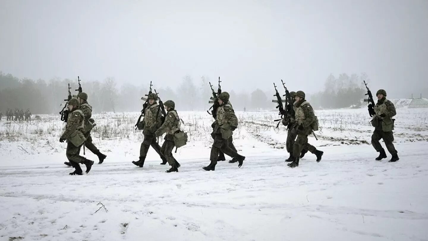 300 тысяч солдат нато в польше. Военные учения зимой. Зимние учения Российской армии. Армия РФ зима. Русская армия.