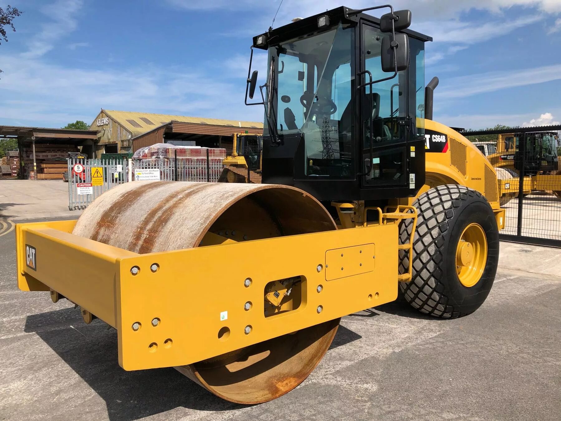 Грунтовый каток Cat cs64. Грунтовый каток Caterpillar. Грунтовый каток кат КС 12. Самоходный гладковальцовый виброкаток. Машинист катка авито