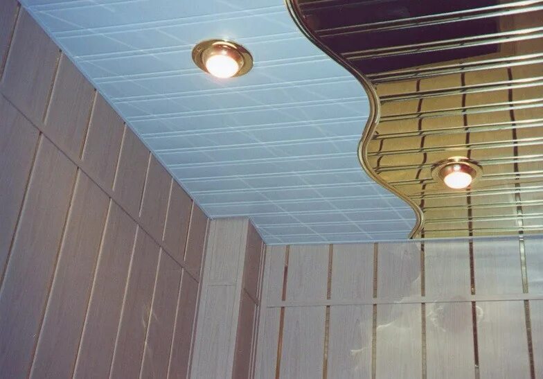 Потолок в ванной комнате из пластиковых панелей. Реечный потолок цесал. софиты для реечного потолка. реечный потолок в ванной. пластиковые панели для потолка в ванной.