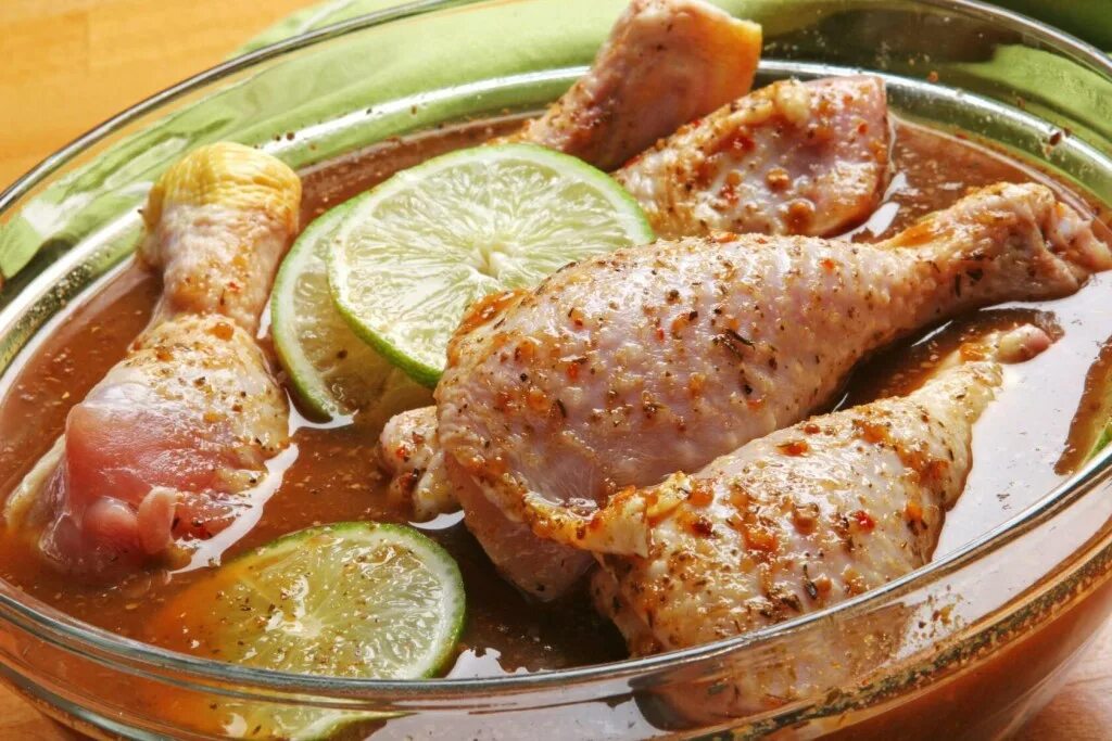 Шашлык куриный маринованный. Куриный шашлык мариновка. Куриный шашлычок геншин. Шашлык из курицы. Курица на шпажках.