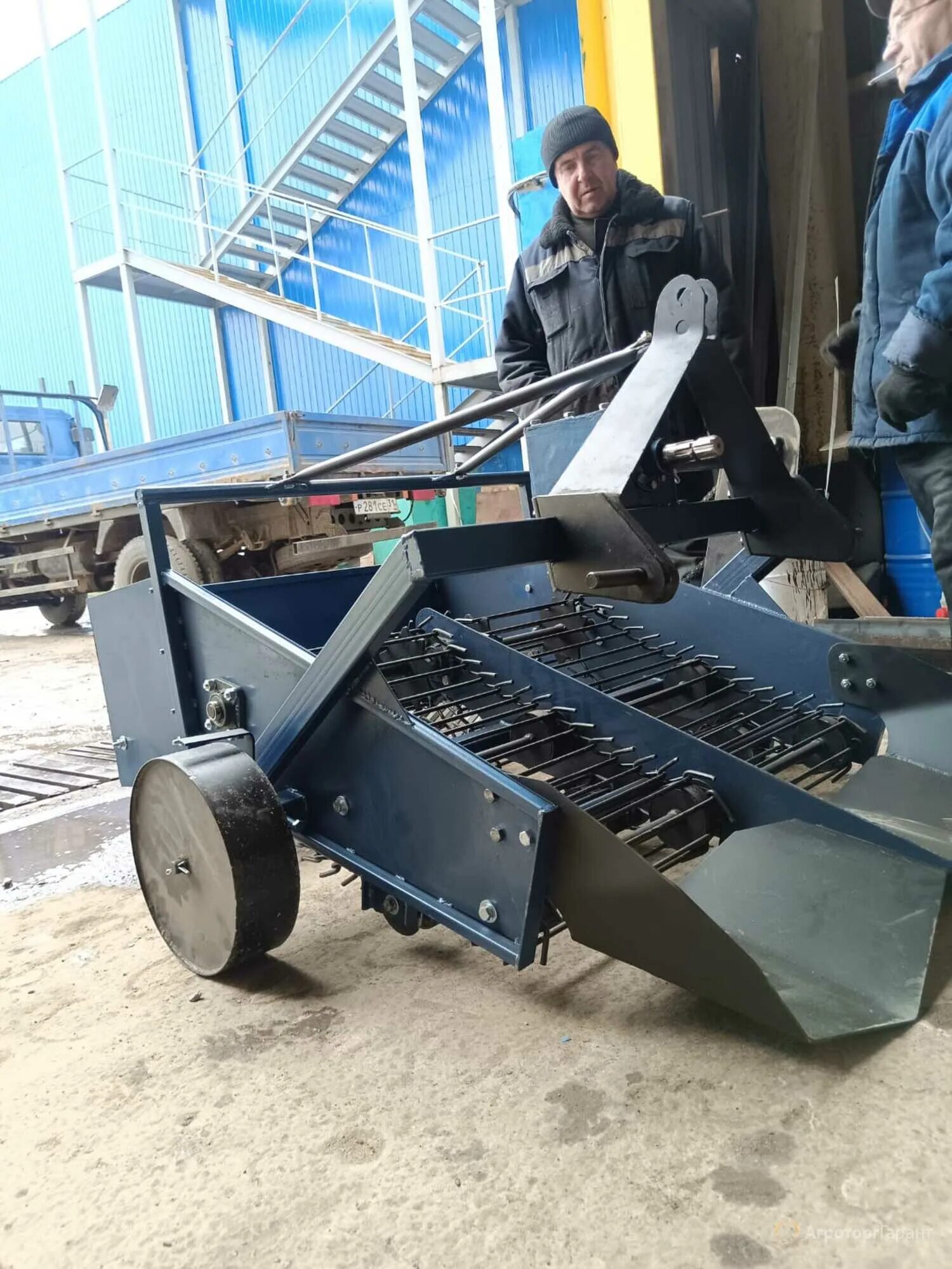 Копатель корнеплодов купить. Копатель корнеплодов. Картофелекопалка для минитрактора уралец 224. Копатель корнеплодов кк-540. Картофелекопалка дтз 1в вибрационная.
