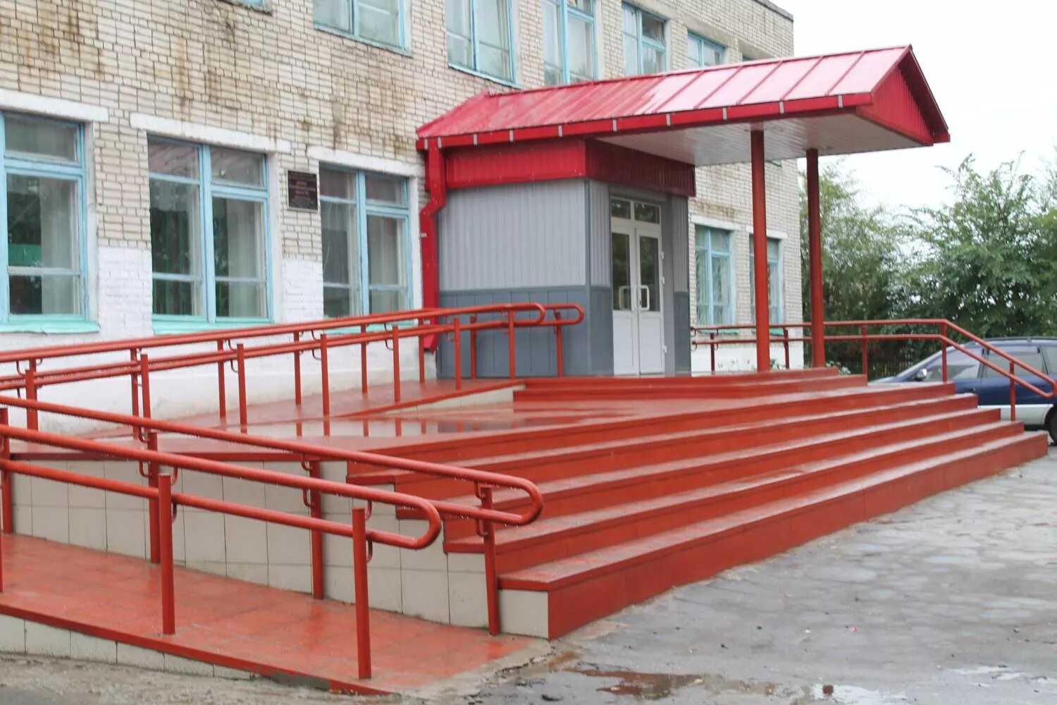 Крыльца общественных. Школа 19 рубцовск крыльцо. входная группа с пандусом. входная группа школы. крыльца входных групп.