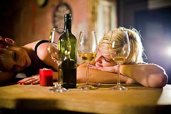 Пьяная женщина в ресторане. Пьяные девушки в баре. Пьяные девушки в баре. Девушка с алкоголем. Пьяные девушки в баре.