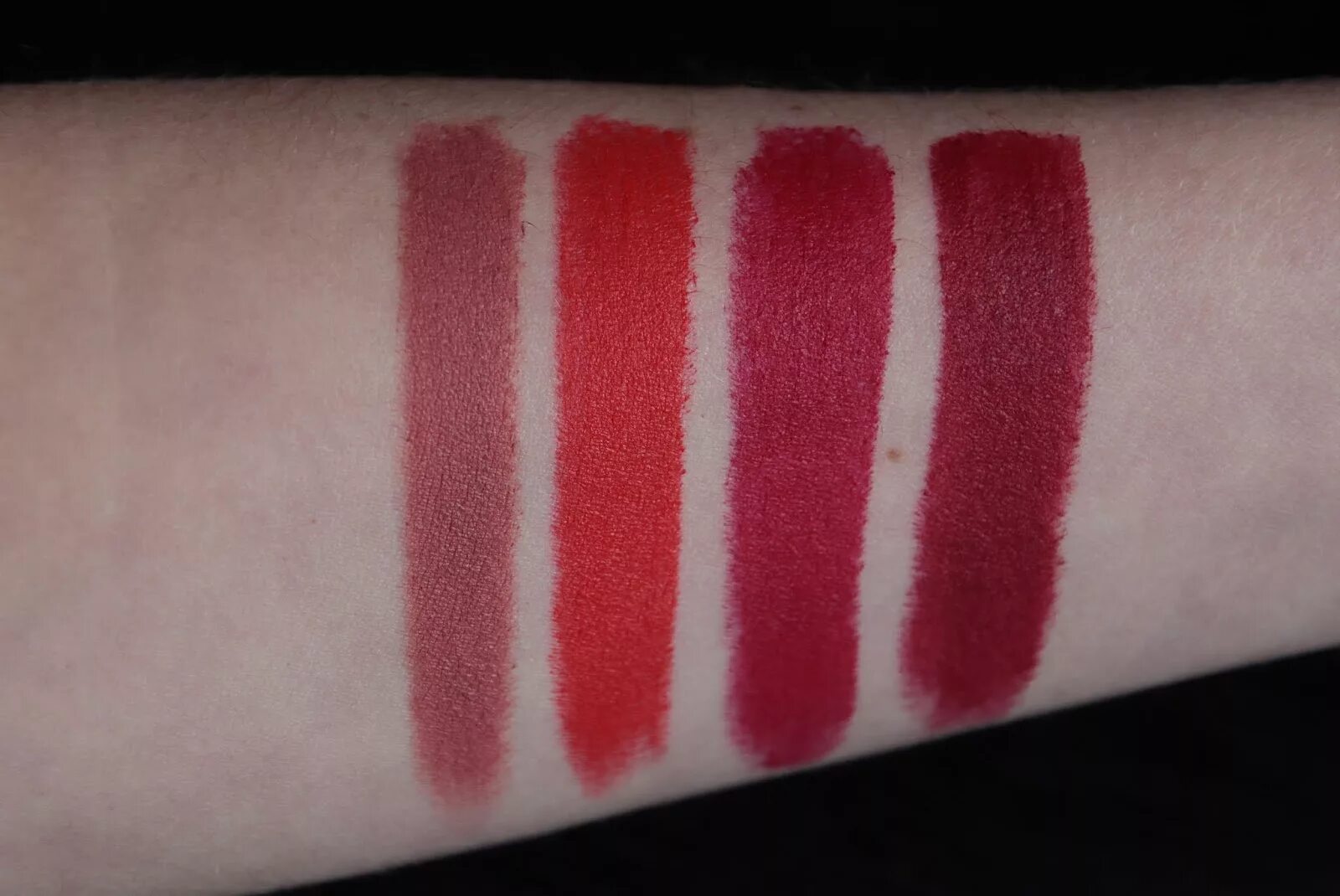 Chanel rouge allure velvet 68. Chanel rouge allure velvet 114. Chanel rouge velvet. Помада шанель руж аллюр вельвет. Помада chanel rouge allure.