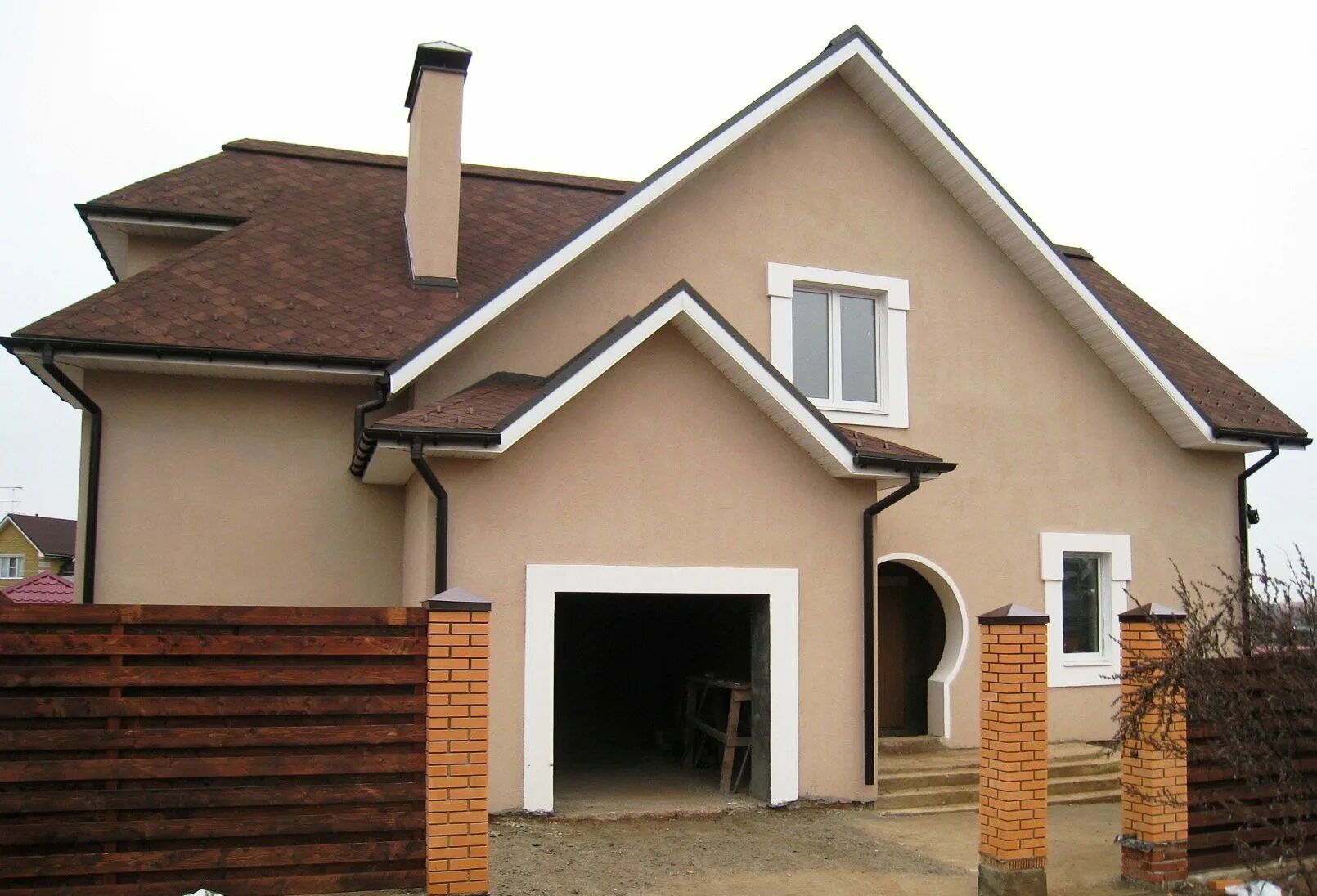 Штукатурные фасады домов. Отделка домов короедом. Декоративная штукатурка фасада. Фасадная штукатурка. Штукатурка короед эталон.