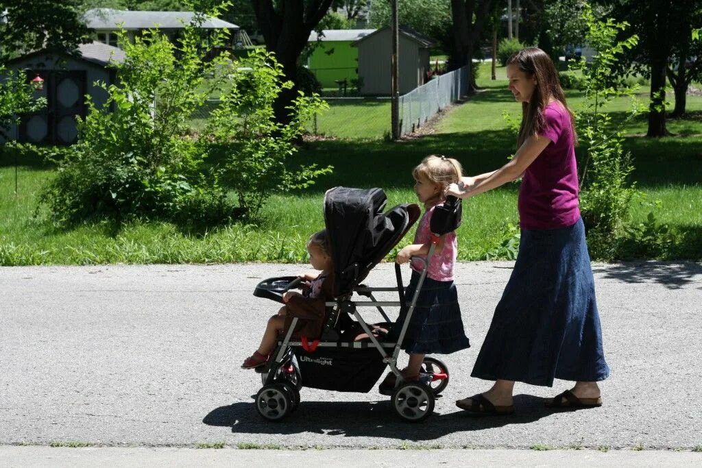 7 погодок. Caboose коляска для погодок. Коляска Joovy. Коляска для двоих детей с разницей в 2 года. Прогулка с двумя детьми.