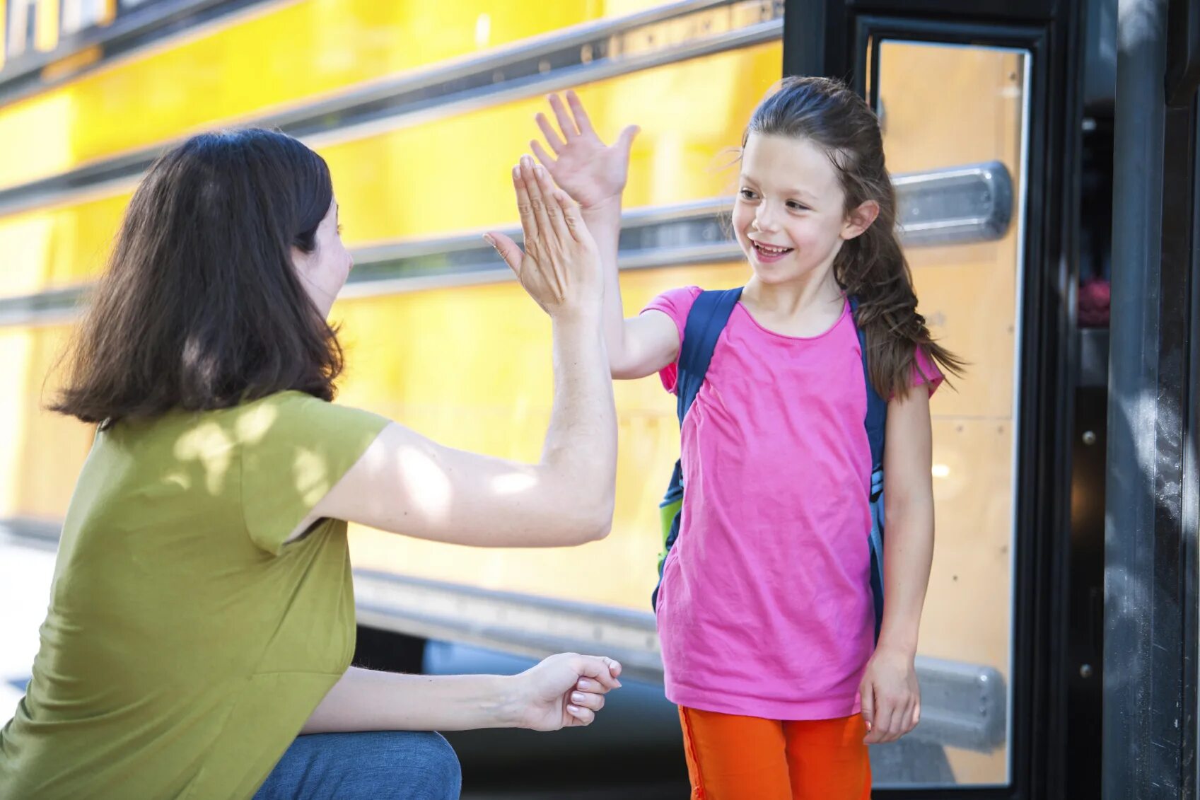 She be new to the school. Мама и школьник. Подростки прощаются. Дети дают пять. Дай пять для детей.