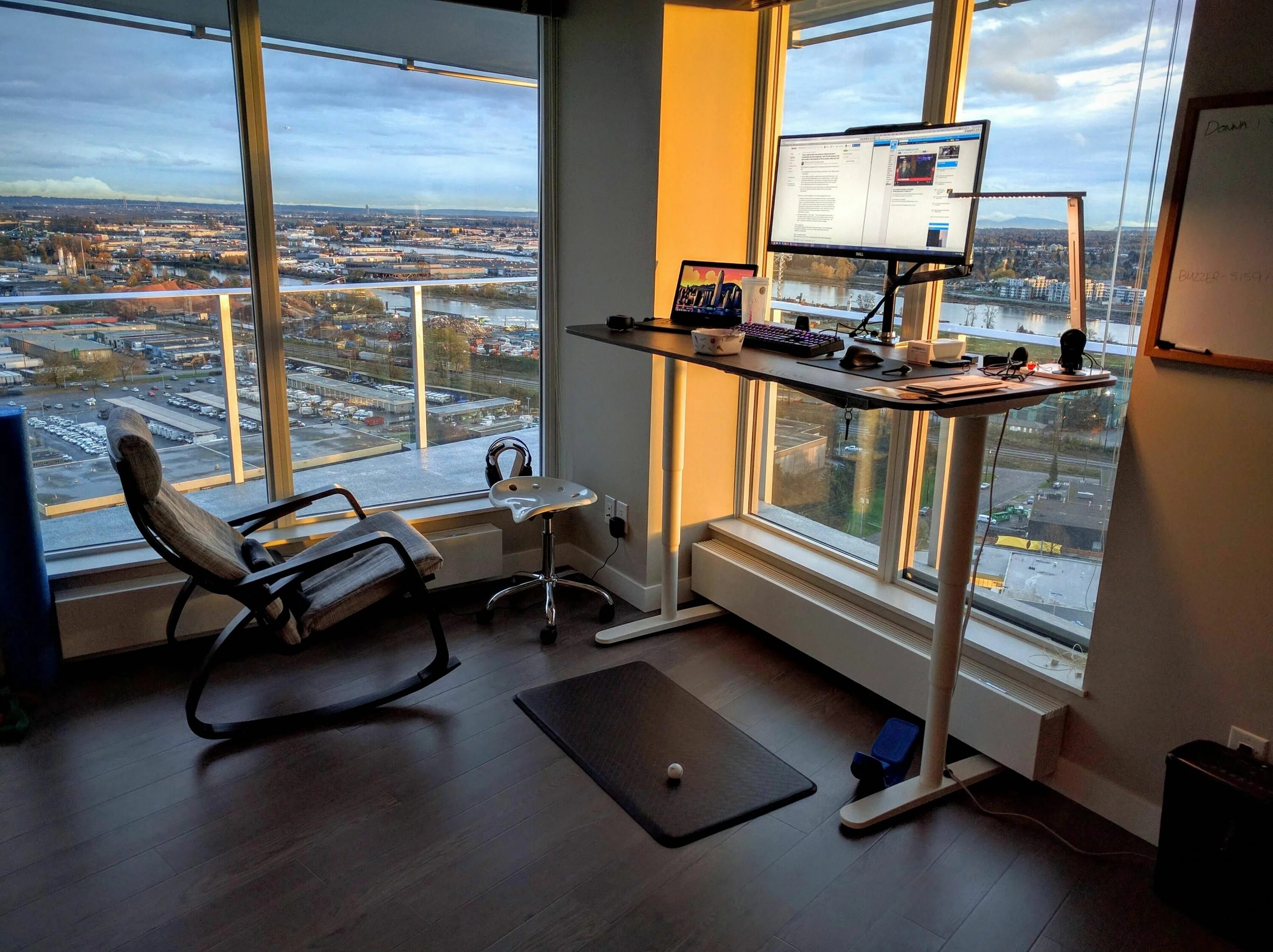 Идеальное рабочее место программиста. Офис с панорамными окнами. Рабочее место в офисе. Идеальное рабочее место