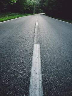 Полоски на дороге белые