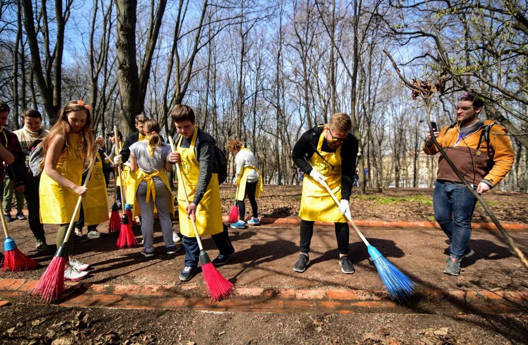 Уборка парков и скверов. Уборка территории города. Уборка территории. Уборка в парке. Уборка парка.