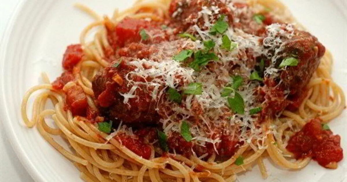 Паста с мясным соусом. Спагетти свинина соус. Болоньезе с фаршем. Спагетти свинина соус. Паста с говядиной в томатном соусе.