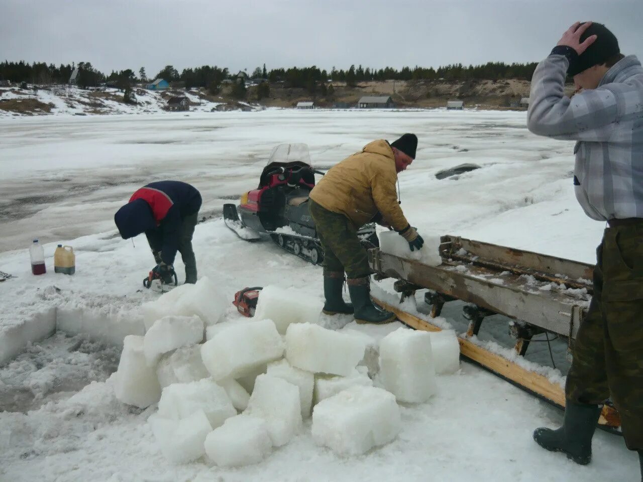 новопортовский ледник. добыча льда. ледник в подвале. погреб со льдом. лед в погреб.