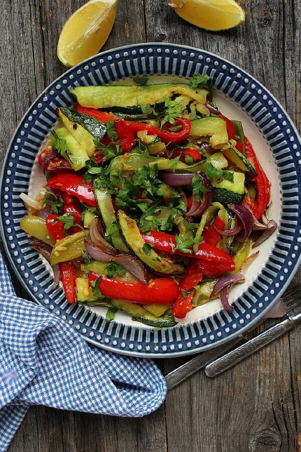 Запеченные овощи с соевым соусом. Салат с печеными овощами. Салат с печеным перцем и помидорами. Салат с печеными баклажанами и перцем. Салат из запеченного перца.