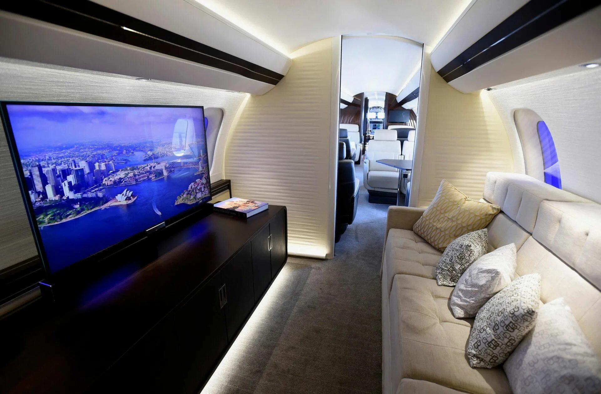 Аренда частного самолета. Bombardier Global 7000. Bombardier Global 7000 Interior. Bombardier Global 7000 интерьер. Самолёт Bombardier Global 7000 салон.