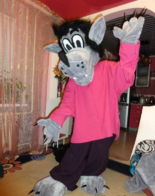 Ростовая кукла волк из ну погоди. Ростовая кукла волк. Аниматор волк. Ростовая кукла волк. Аниматор волк.