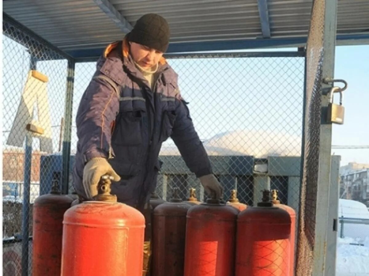 Газовая станция с баллонами. Баллон компания. Заправка баллонов. Заправки баллонов с пропаном в волгограде. Баллон углекислотный.