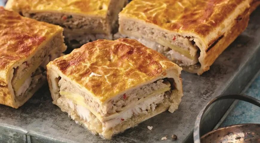 Пирог с сазаном. Пирог с сазаном. Пирог с семгой и рисом. Пирог из сазана рецепт. Пирог из сазана.