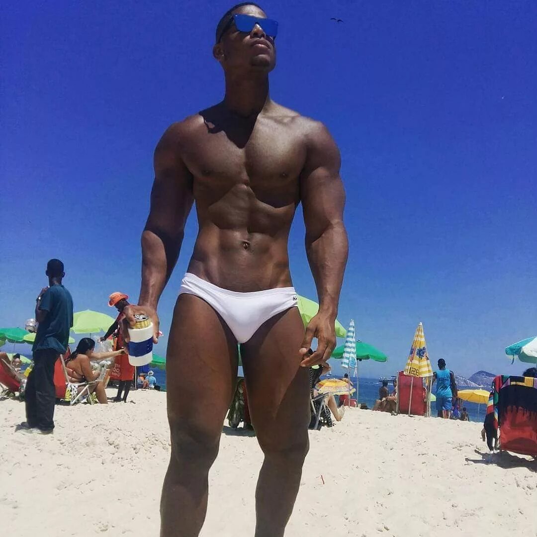 Beach dick. Темнокожий парень на пляже. Афроамериканцы на пляже. Афроамериканцы в плавках. Темнокожие мужчины на пляже.