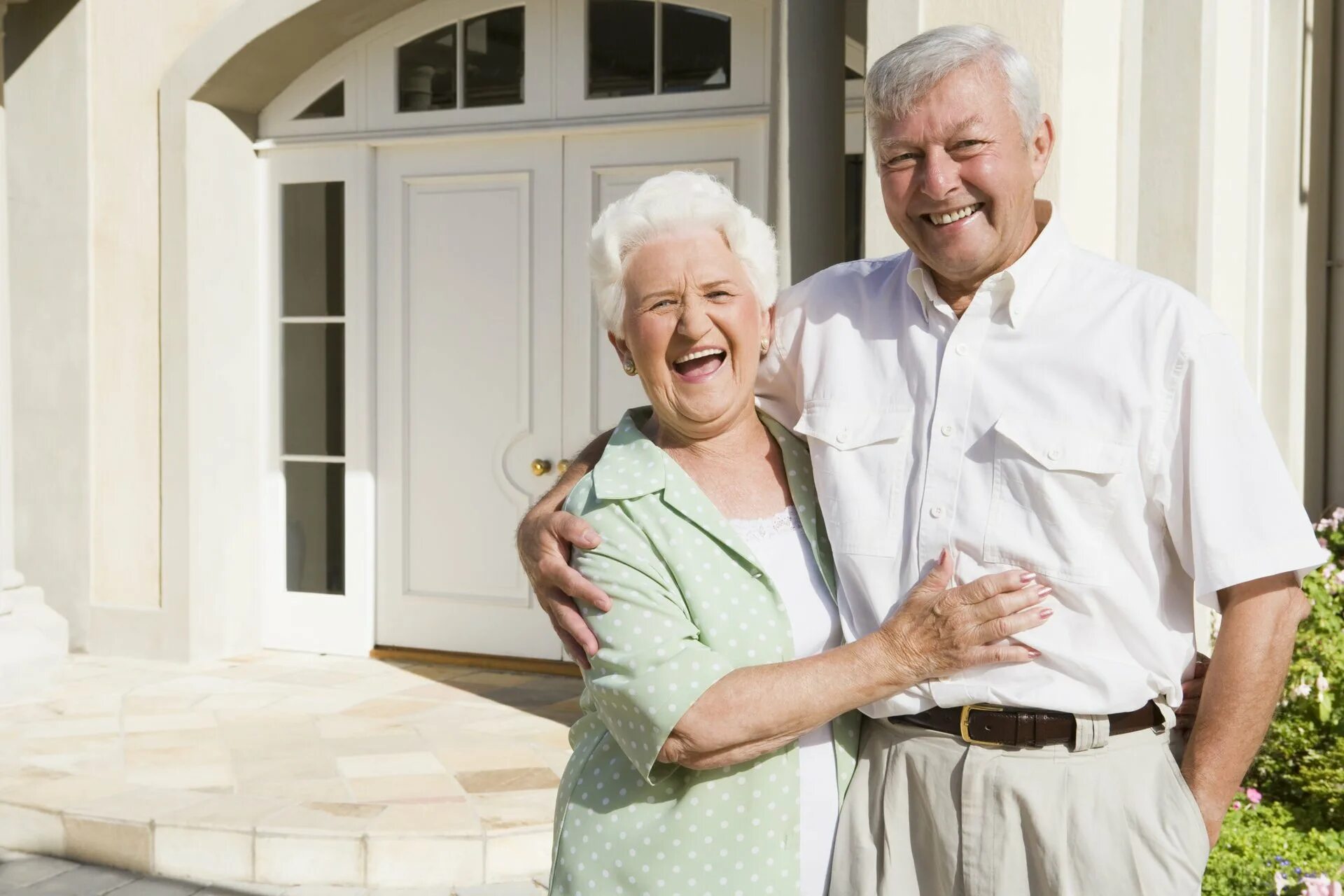 Как называют женщин которые любят постарше. Пожилые люди. Пожилая пара. Пенсионеры на даче. Пожилые люди на фоне дома.