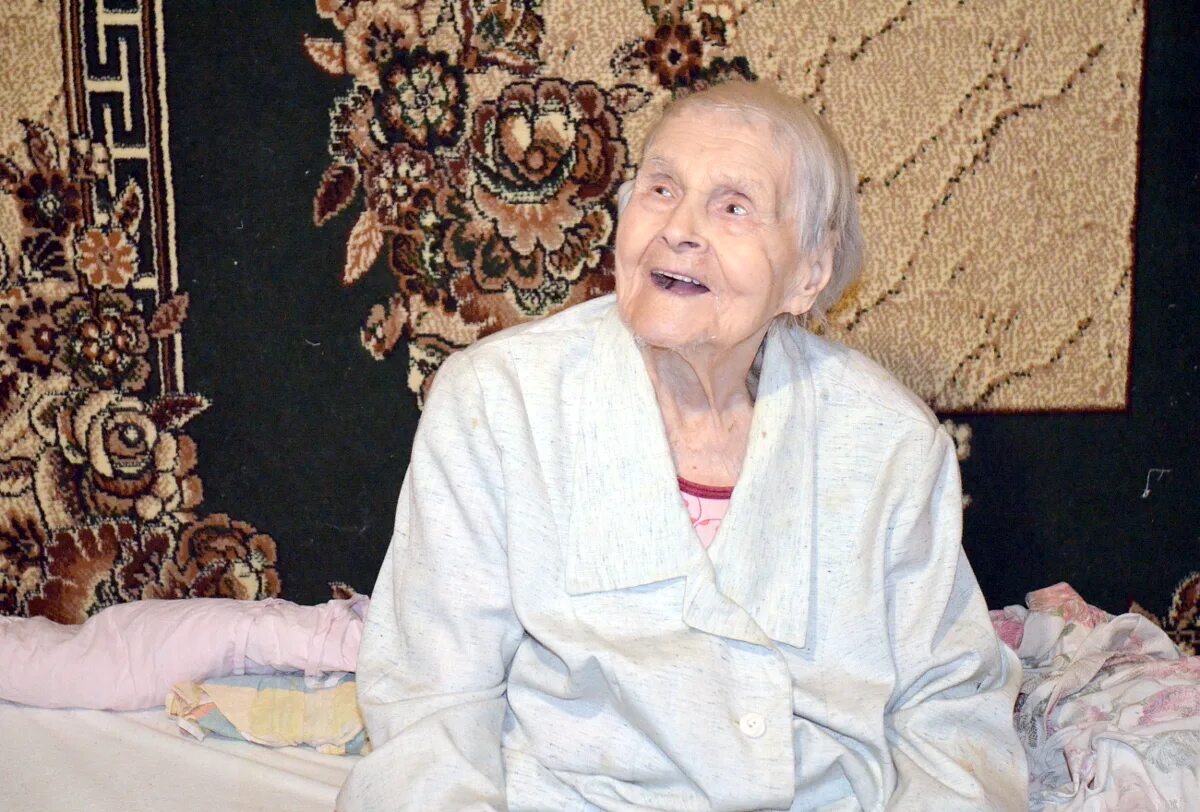 100 летняя бабка. 100 летняя женщина. Костюм старой украинки бабка. 100 летняя бабка. Бабушка 100 лет.