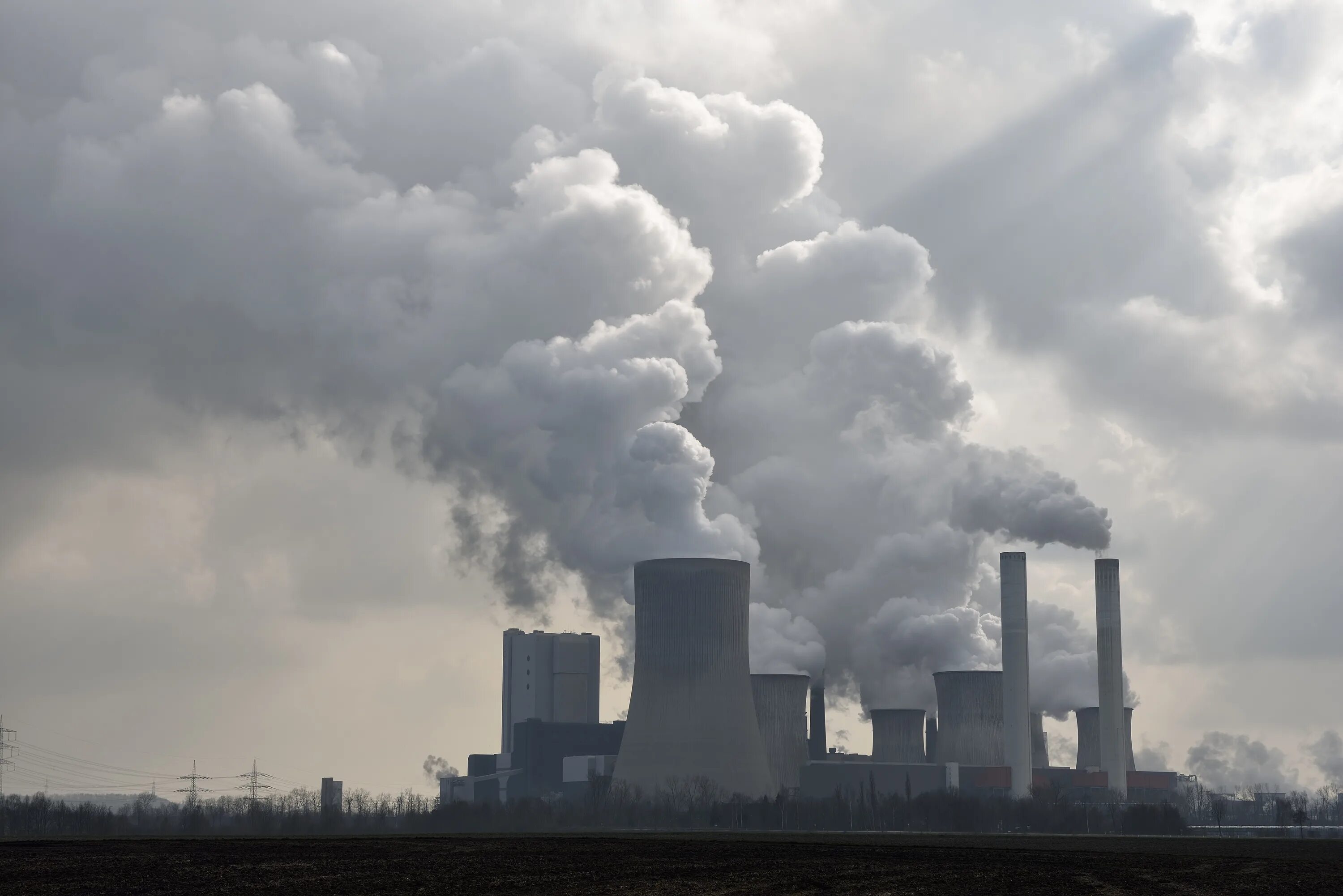 This pollution is gathered in clouds. Загрязнение воздуха. Промышленные выбросы. Загрязнители воздуха. Заводы и фабрики загрязняют воздух.