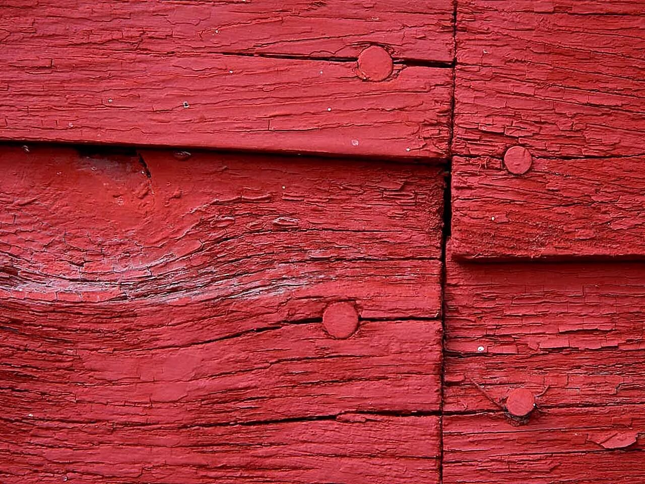 Красная деревянная стена. Дерево крашеное красное. Красное дерево текстура. Красное дерево доска.