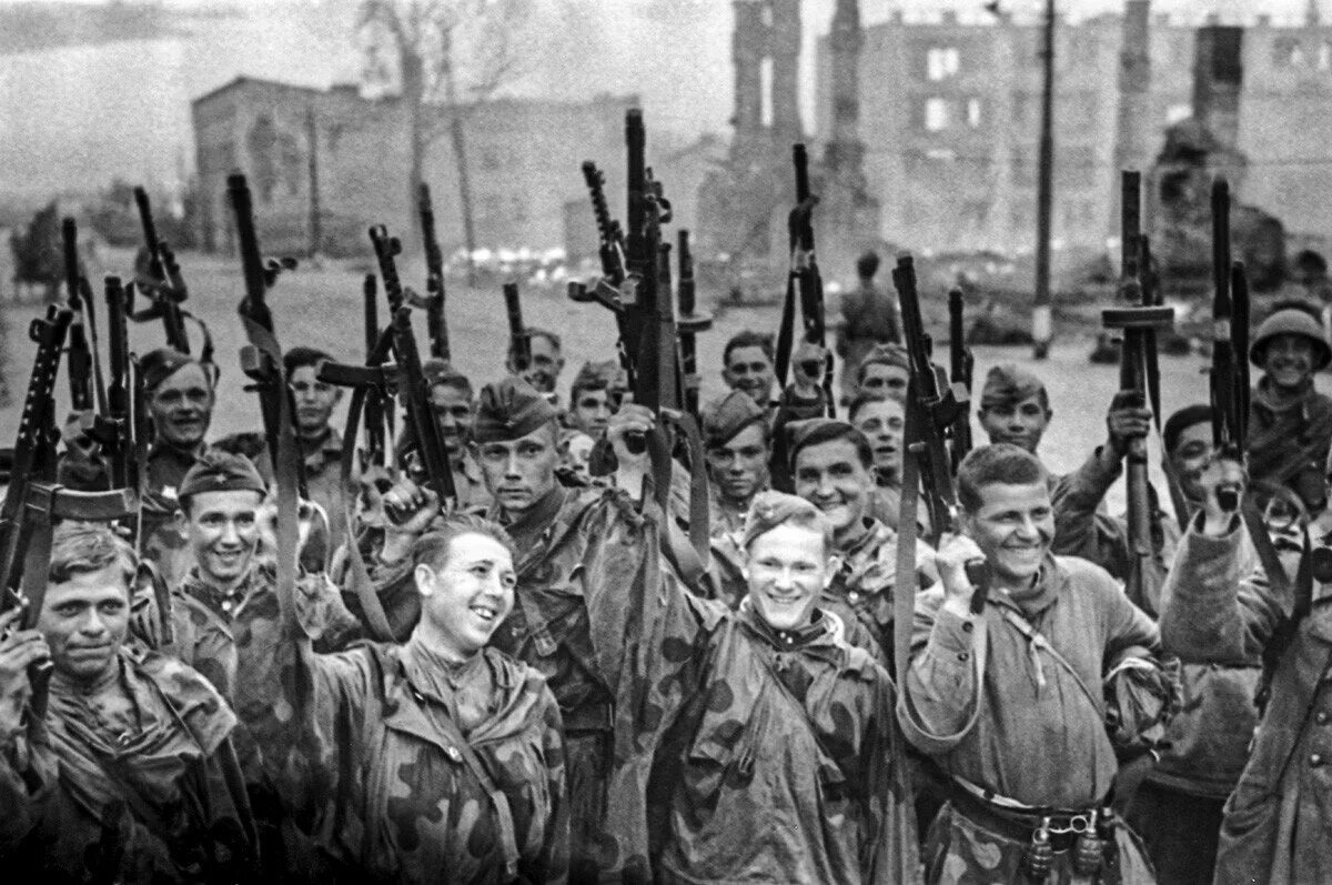 Освобождение фашистских лагерей. Освобождение Выборга 1944. Солдаты салютуют победу Выборга июнь 1944. Освобождение узников Освенцима 1945. Освобождение Освенцима советскими войсками.