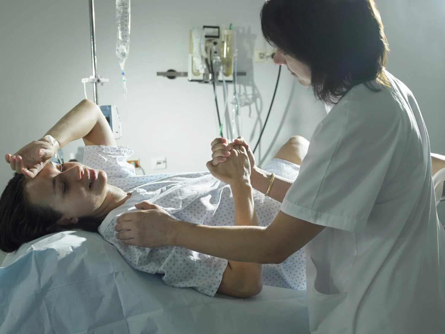 Пациент после наркоза. Лечебные манипуляции. подготовка пациентки к операции. медсестра в акушерстве. подготовка пациента к операции.