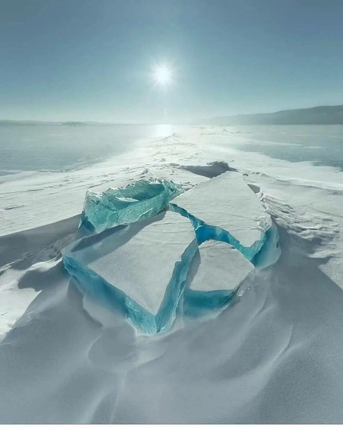 Холодный среди льдин. Глыба льда. Льдина в море. Плавучие льды. Льдина в океане.