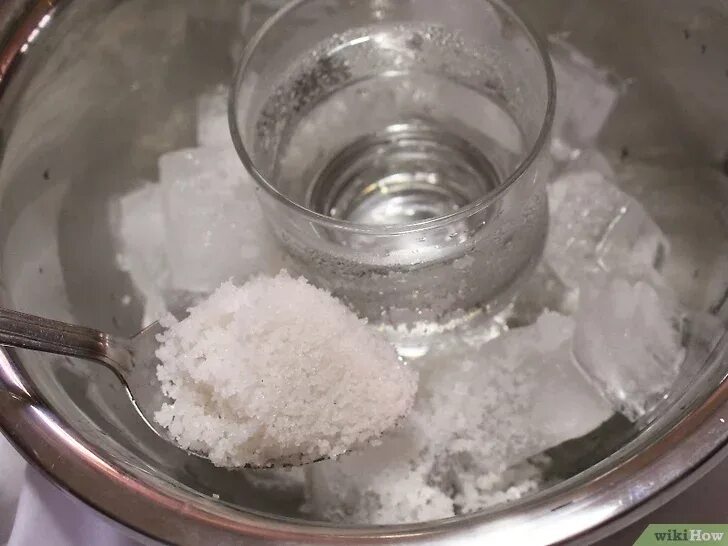 Охлаждение солью. Опыт со льдом и солью. соль для снега. посыпать лед солью.