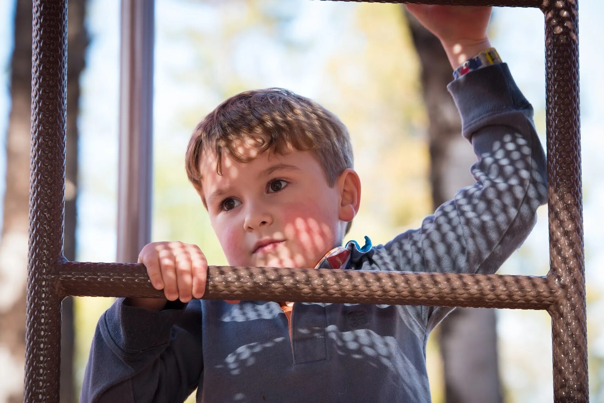 Свободен мальчик. Фото мальчика в домашних условиях. Boy Climbing. «Speedi Ladder» дети занимаются. A schoolboy Climbing the Stairs.