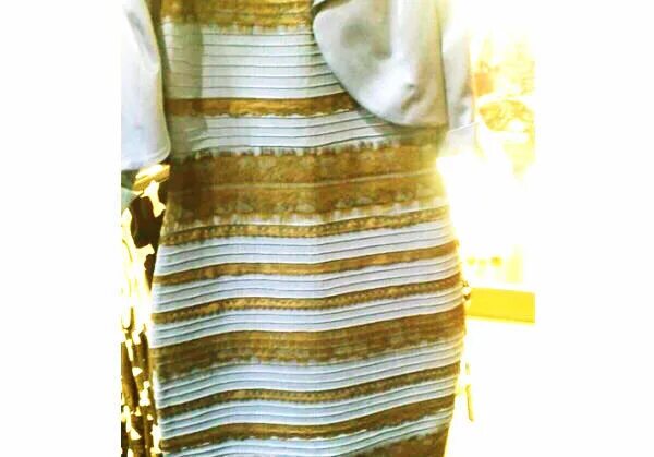 Бело золотой сине. Платье синее или золотое. Платье разных цветов прикол. Синее платье или белое с золотым. Платье желто белое и сине черное.