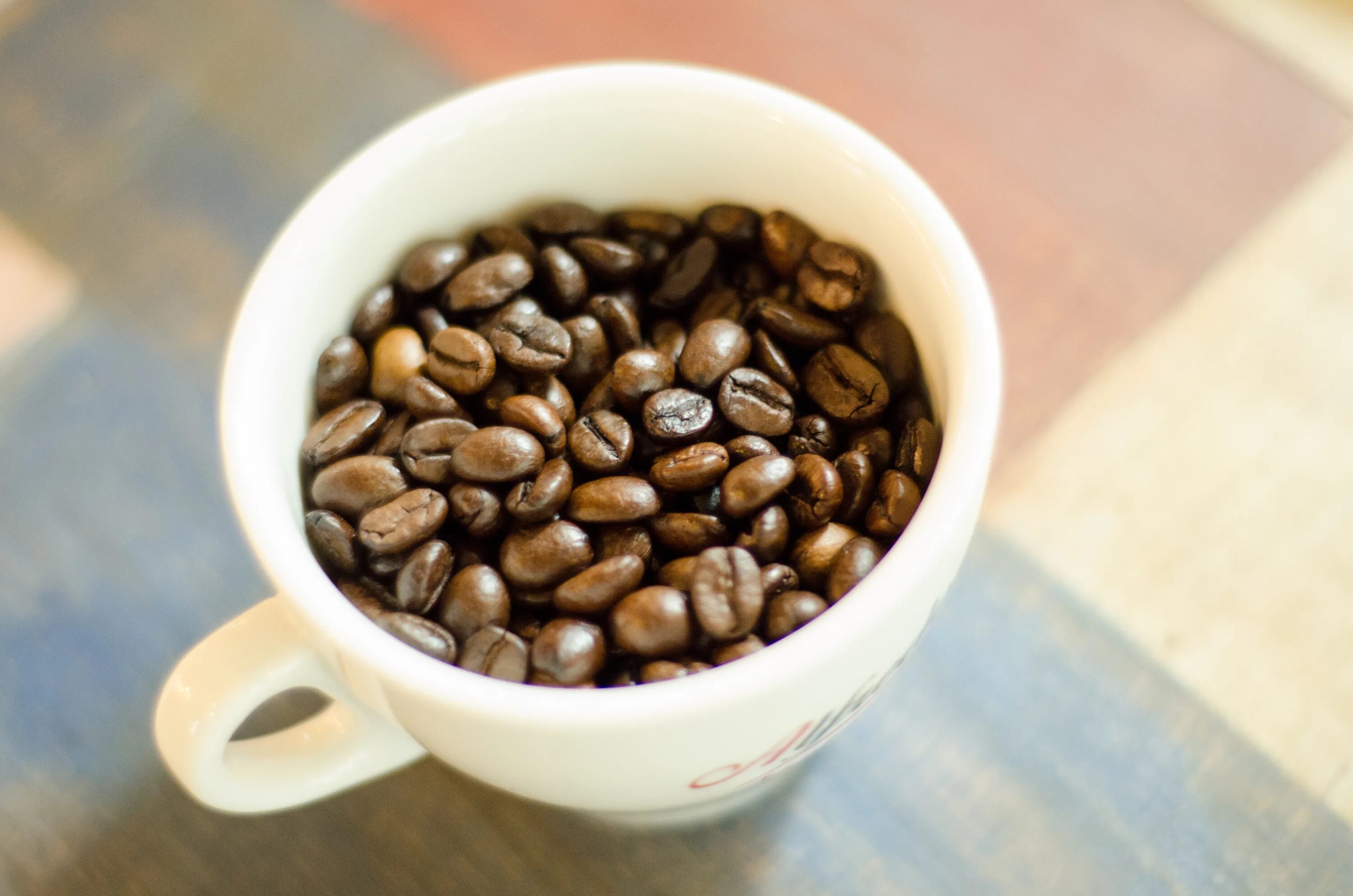 Кофе в зернах. Кофейные зерна. Кофе «зерновой». Чашка кофе с зернами. Картинка зерна кофе