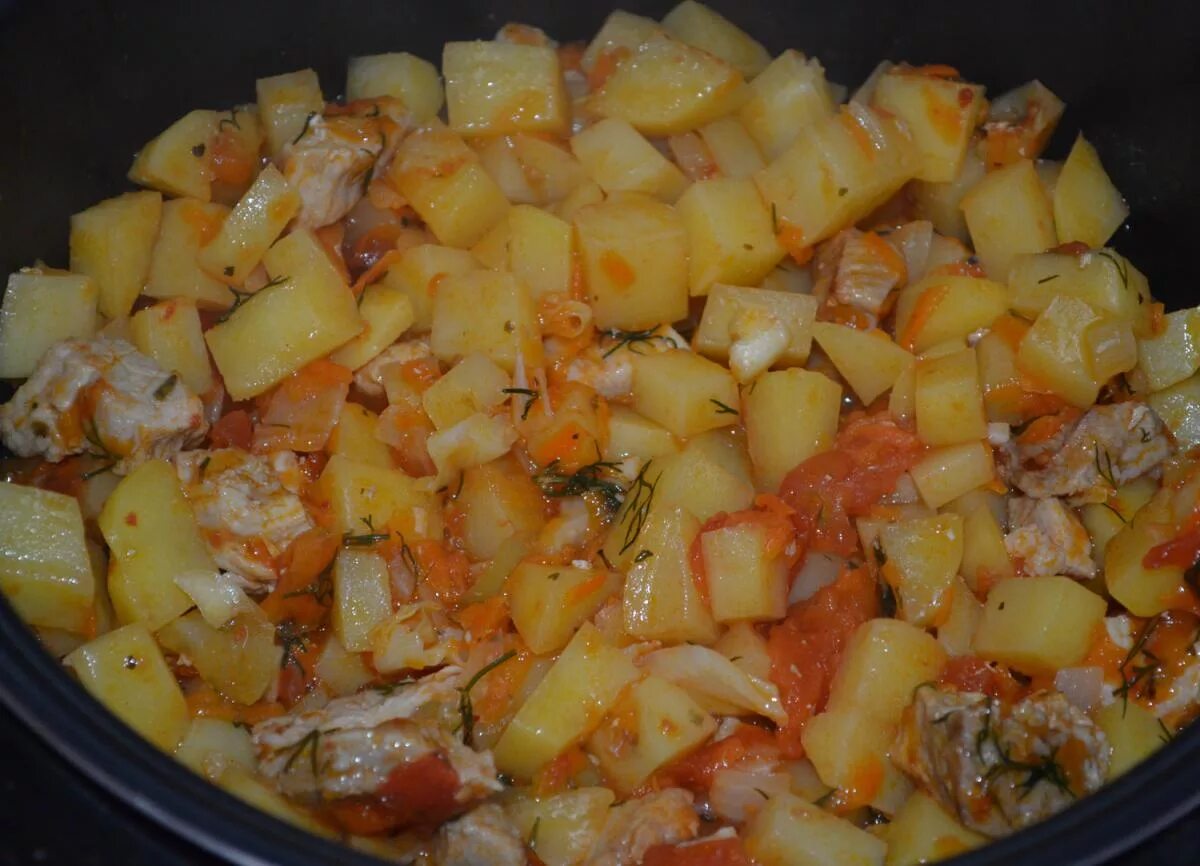 Мясо с картошкой в мультиварке вкусно. Тушёная картошка с мясом. картошка с мясом в мультиварке. тушеный картофель в мультиварке. картофель тушеный с мясом в мультиварке.