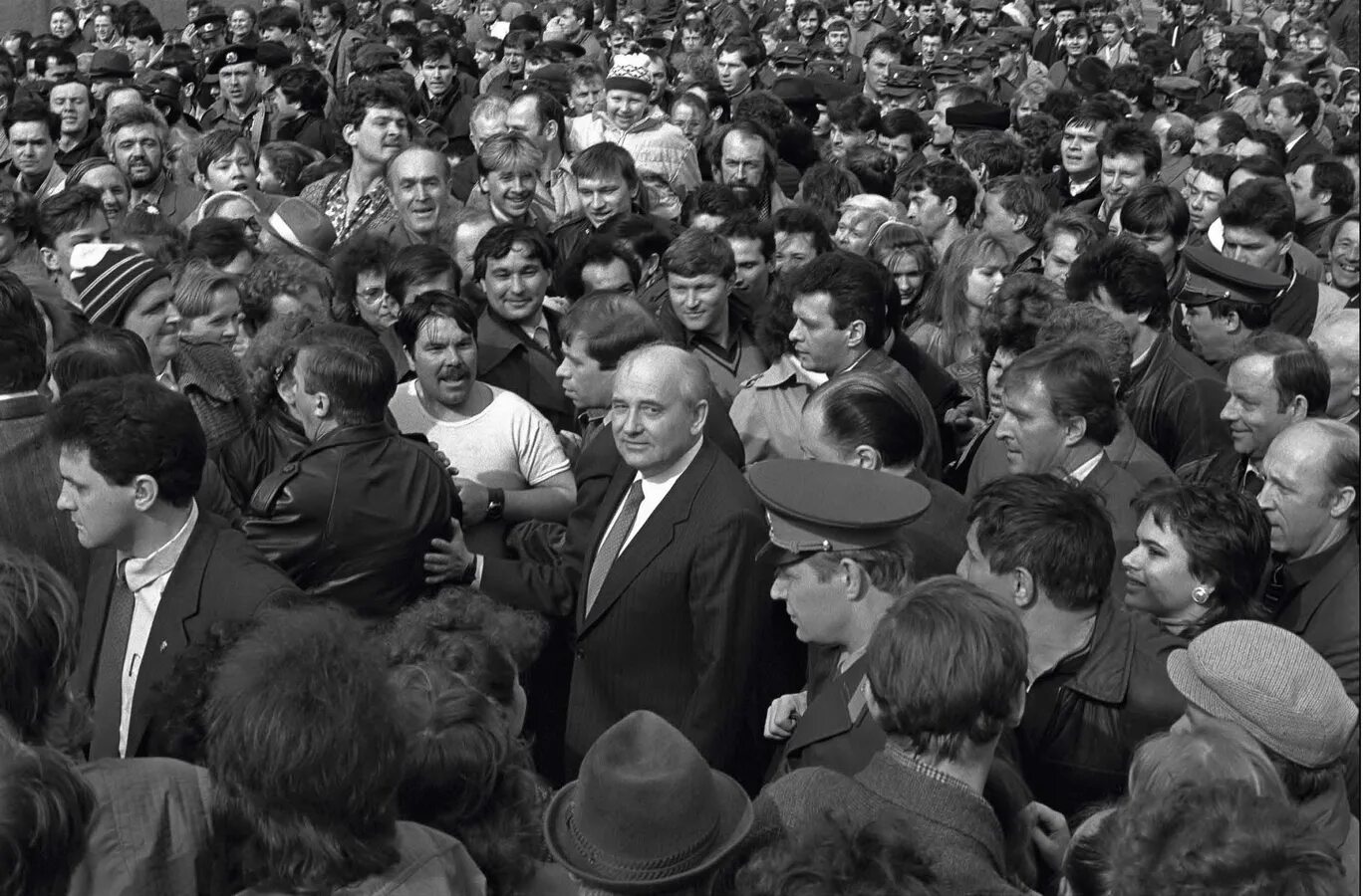 Горбачев 1990е. Горбачёв в Свердловске 1990. Горбачев в 1990х. Горбачев фото 1980.